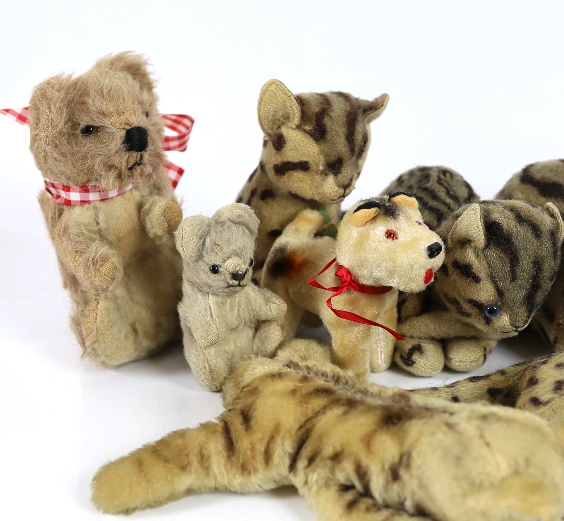 Eight animals and four jungle toys (12)